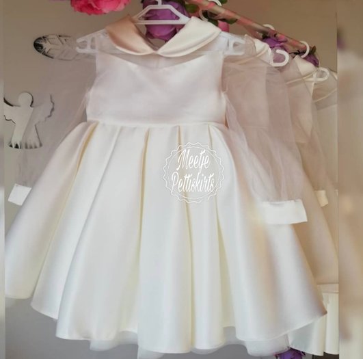 Prachtige satijnen babyjurk met gouden vleugels Jurk met een uitgesneden rug en een enorme gouden strik Trouwen Kleding Jurken Jurken bloemenmeisje Zwarte jurk met gouden vleugels Ivoren satijnen jurk 
