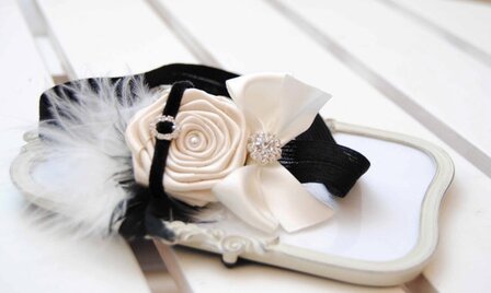 *Exclusieve haarband Retro Chic Headband with Pearl White Rose Posh Black