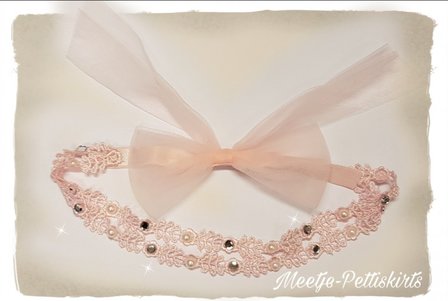 Baby haarband gehaakt roze Of wit met diamandjes en parels 