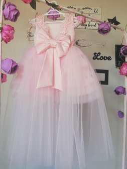 Feestjurk licht roze met sleepje Ultra luxe Handmade One of a Kind 56 tm 176 