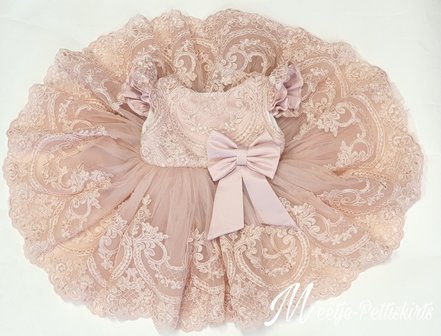 Luxe feestjurk kant Oud Roze met ruffle mouw 56 tm 176 