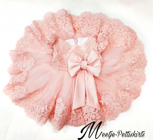 Luxe feestjurk kant Poeder Roze met ruffle mouw 56 tm 176 