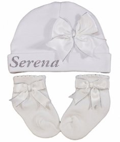 Baby mutsje en sokjeswit Newborn wit & NAAM